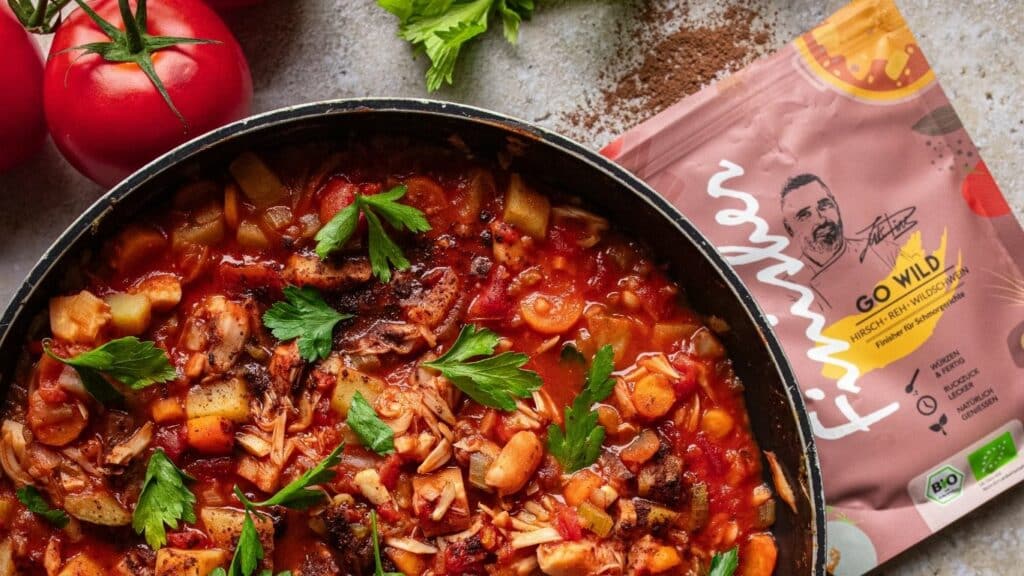 Das beste Gewürz für Wild - BIO GO WILD FOOD FINISHER liegt neben einem Eintopf