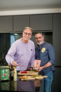 Kei Ebel verfeinert einen Flammkuchen mit Spitzenkoch Luis Dias’ Gewürz-Mix Food Finisher Spices