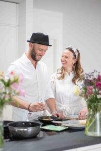 Romantisches Frühstück zum Valentinstag – Rennfahrer Christopher Brück und Lena Brück genießen ein liebevoll zubereitetes Frühstück mit dem Bio Lecker Ei Food Finisher Spices von Spitzenkoch Luis Dias. Ein genussvoller Start in den Tag mit aromatischen Gewürzen.